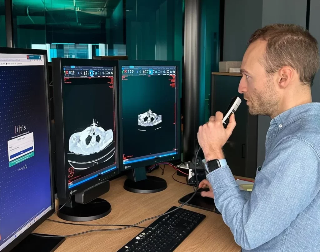 Radiologue interprétant dans le centre IMADIS Paris