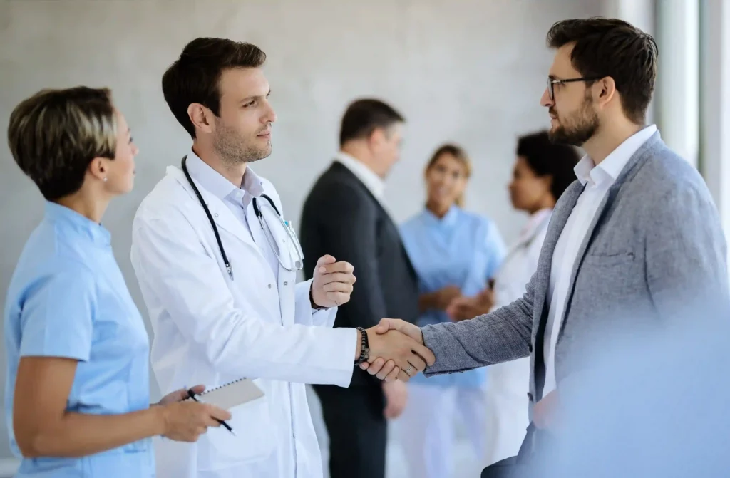 Médecin serrant la main à un partenaire