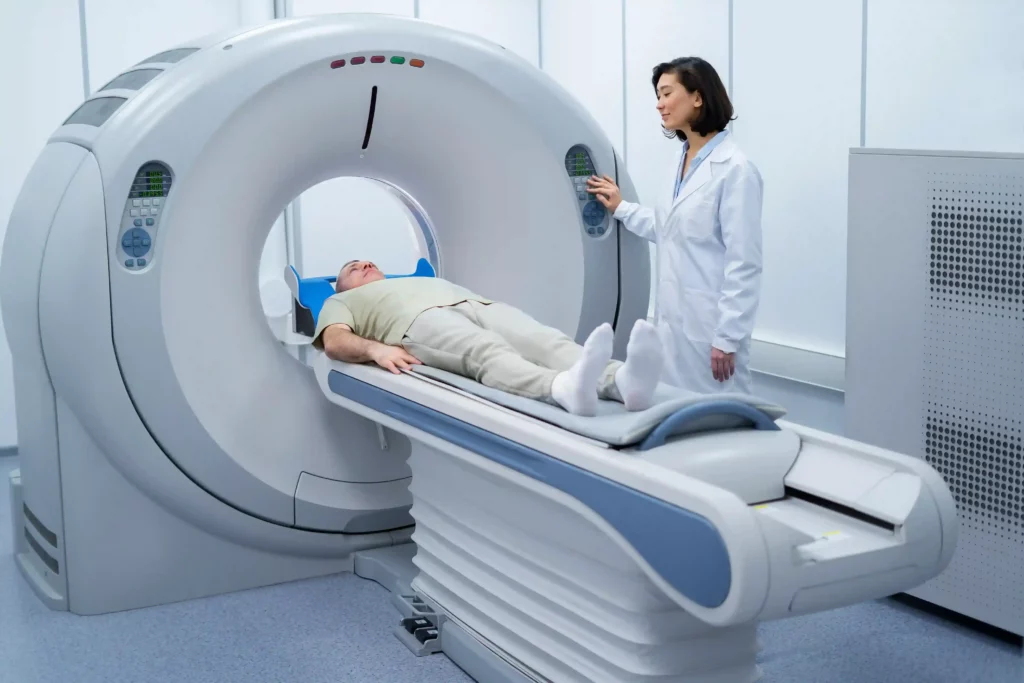Examen d'imagerie avec un médecin et un patient