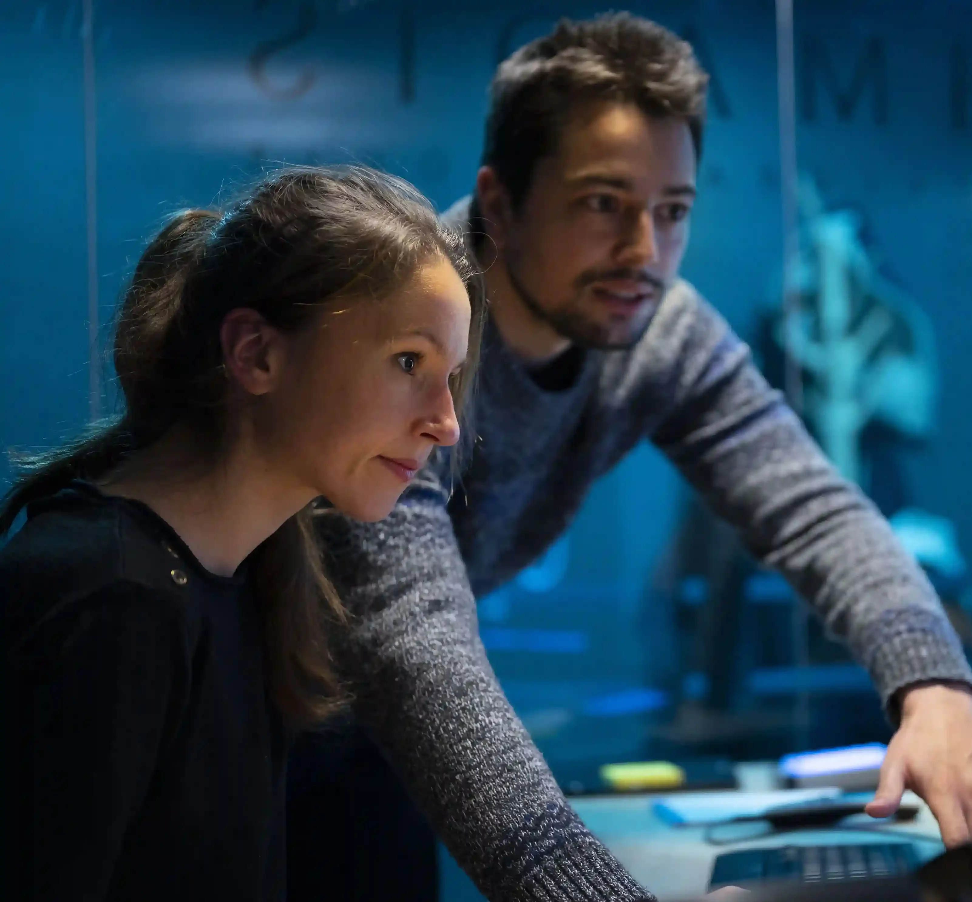 Homme et femme travaillant ensemble