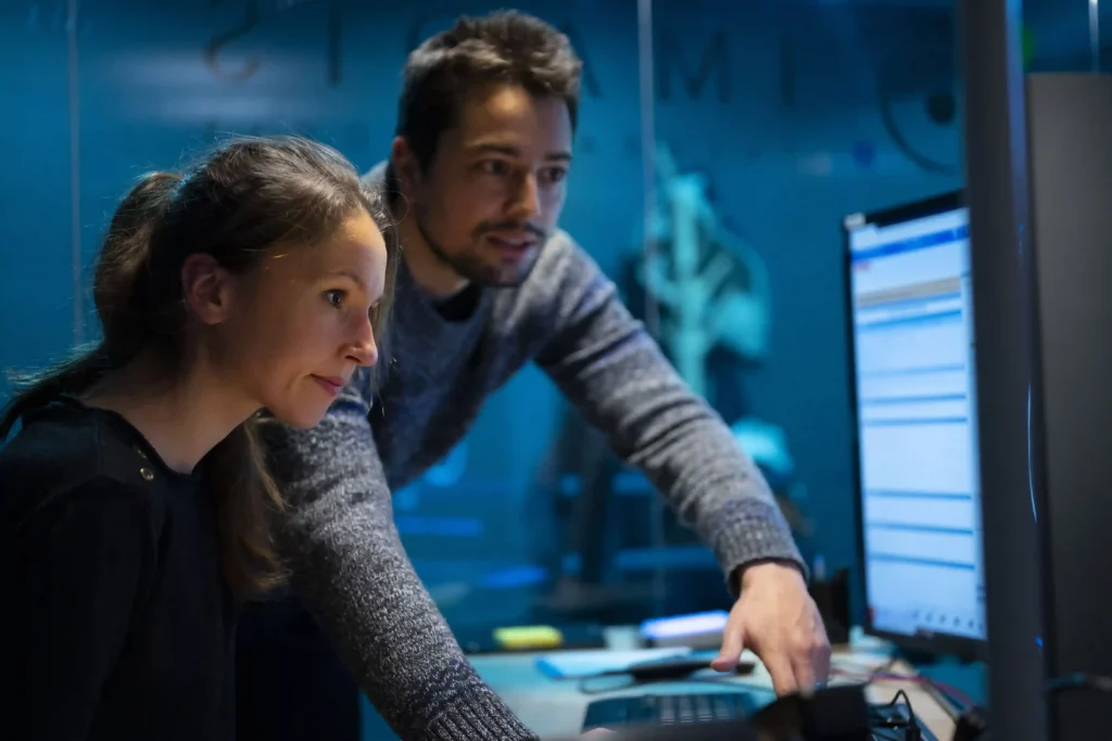 Homme et femme travaillant ensemble