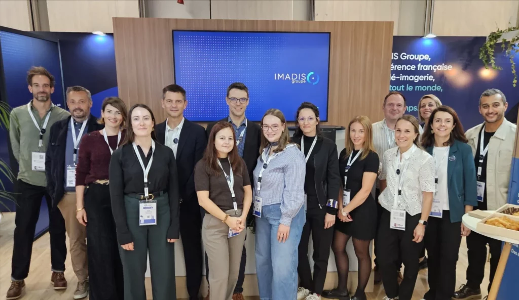Photo de l'&eacute;quipe IMADIS Groupe sur leur stand aux JFR 2025