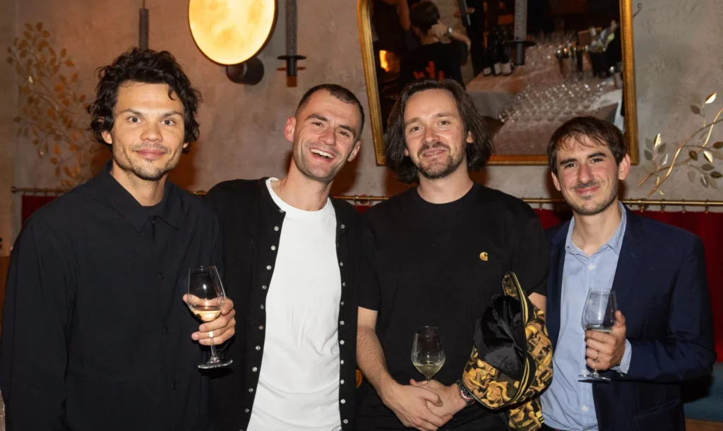 Photo de 4 hommes souriants