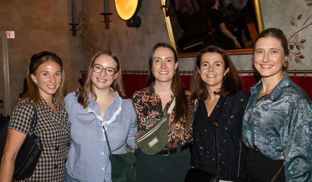 Photo de 5 femmes souriantes