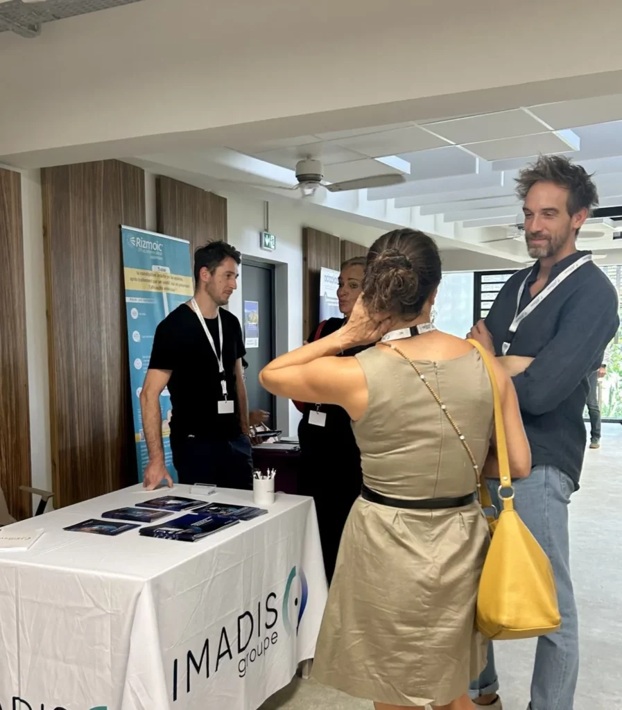 Photo de l'&eacute;quipe IMADIS Groupe sur leur stand au Congr&egrave;s des Samu.Urgences Outre-Mer 2025