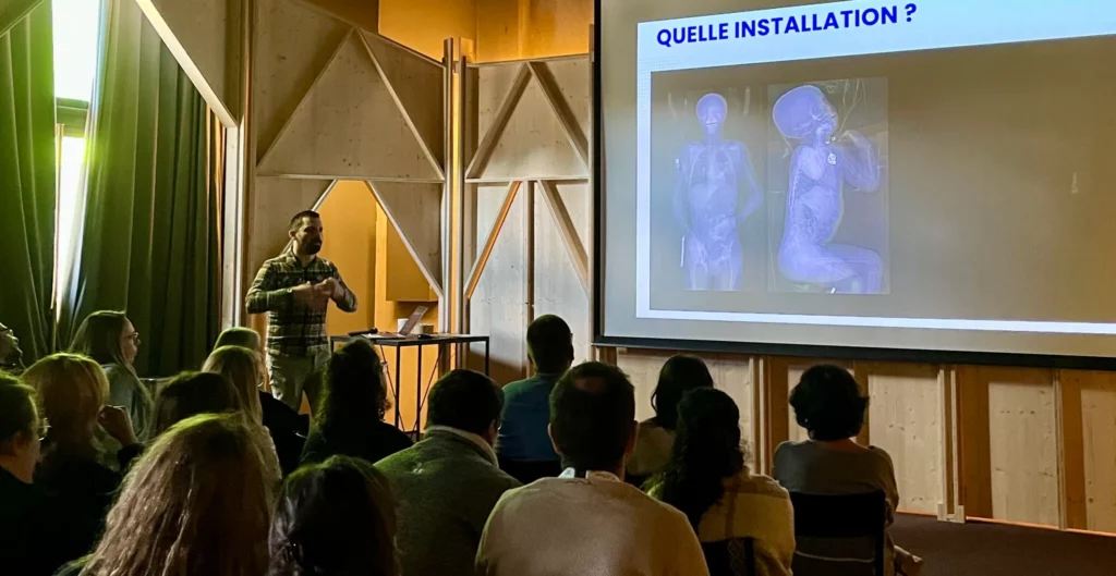 Photo d'une personne debout faisant une pr&eacute;sentation &agrave; un groupe de personnes assises durant la Formation Manips Radio Lyonnaise 2025
