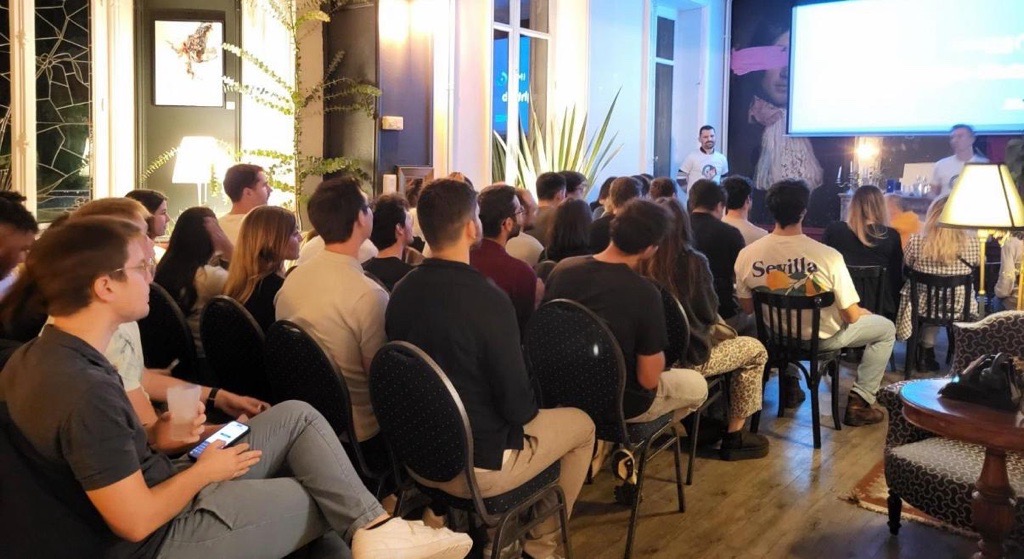 Photo d'une personne debout faisant une présentation à un groupe de personnes assises