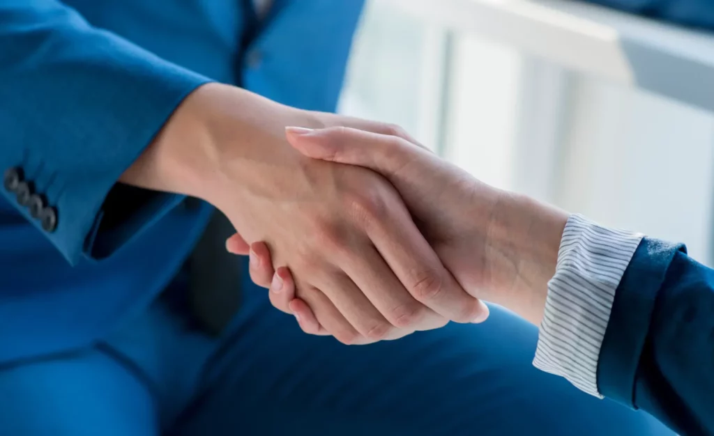 Deux partenaires commerciaux se serrant la main au bureau