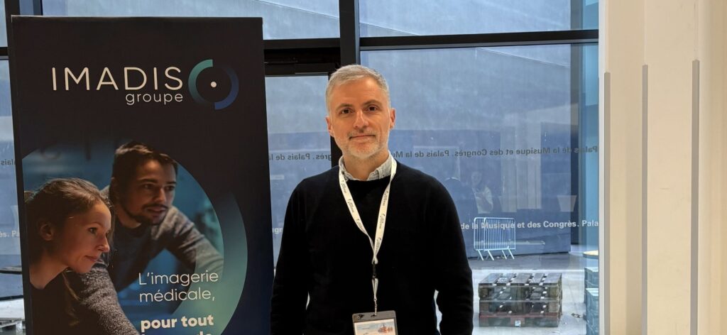 Homme en train de poser devant un stand