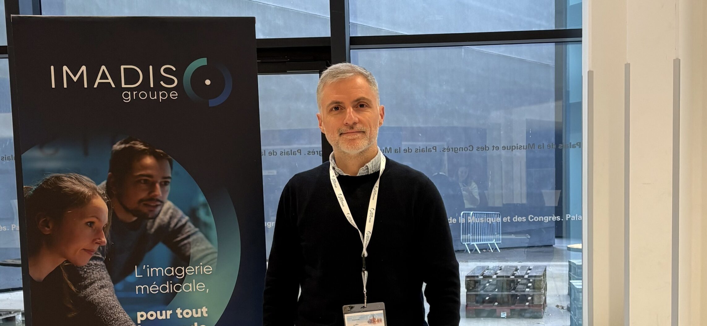 Homme en train de poser devant un stand