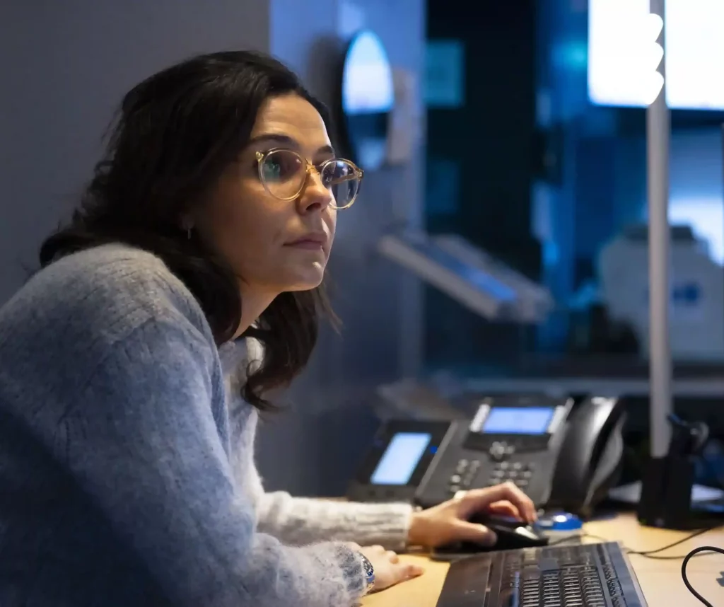 Femme travaillant devant un écran