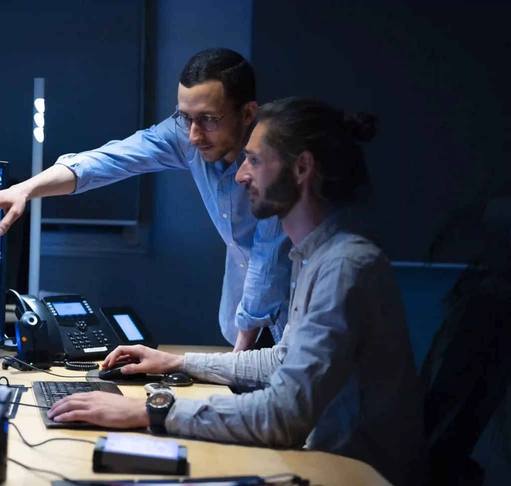 Deux hommes travaillant devant un écran