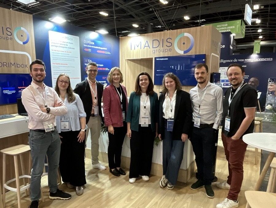Photo de l'&eacute;quipe IMADIS Groupe sur le stand de SantExpo 2026